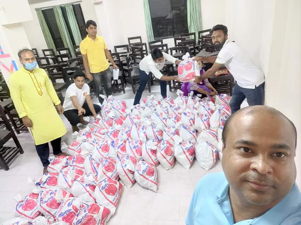 করোনায় দুঃস্থ মানুষের মাঝে খাবার বিতরণ-কেন্দ্রীয় কার্যক্রম
