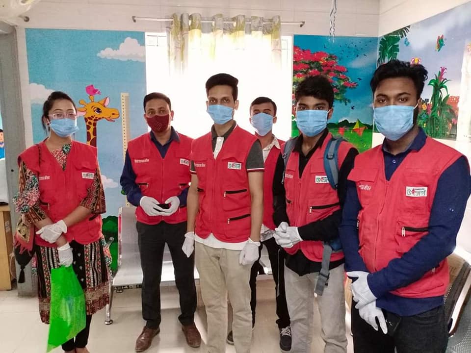 ঢাকা শহরের বিভিন্ন যায়াগায় স্যানিটাইজার বিতরণ এর অংশ বিশেষ