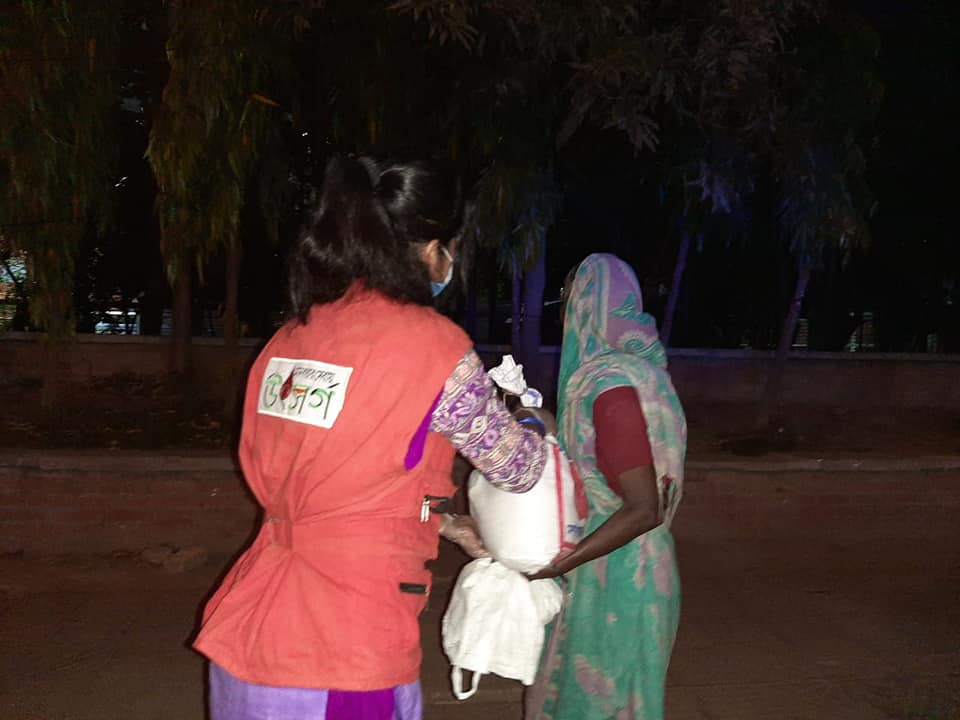 করোনায় দুঃস্থ মানুষের মাঝে খাবার বিতরণ-কেন্দ্রীয় কার্যক্রম