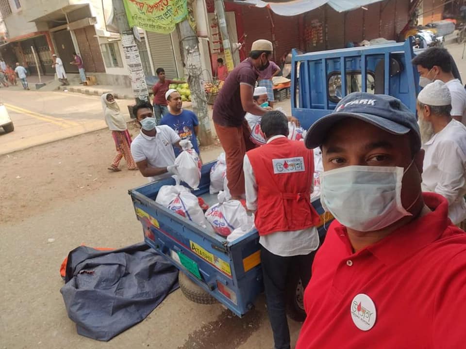 করোনায় দুঃস্থ মানুষের মাঝে খাবার বিতরণ-কেন্দ্রীয় কার্যক্রম