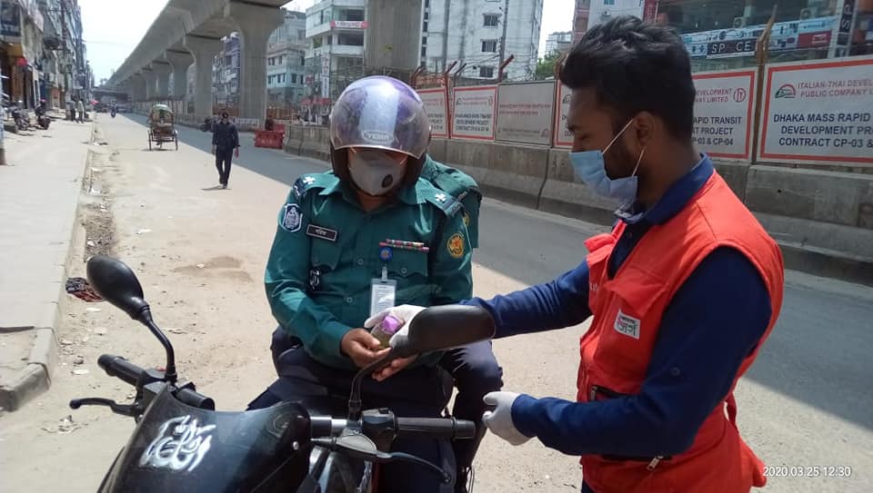 ঢাকা শহরের বিভিন্ন যায়াগায় স্যানিটাইজার বিতরণ এর অংশ বিশেষ