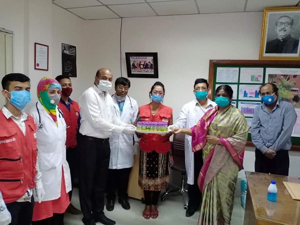 ঢাকা শহরের বিভিন্ন যায়াগায় স্যানিটাইজার বিতরণ এর অংশ বিশেষ