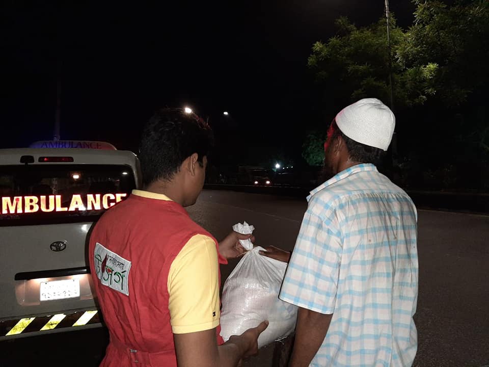 করোনায় দুঃস্থ মানুষের মাঝে খাবার বিতরণ-কেন্দ্রীয় কার্যক্রম