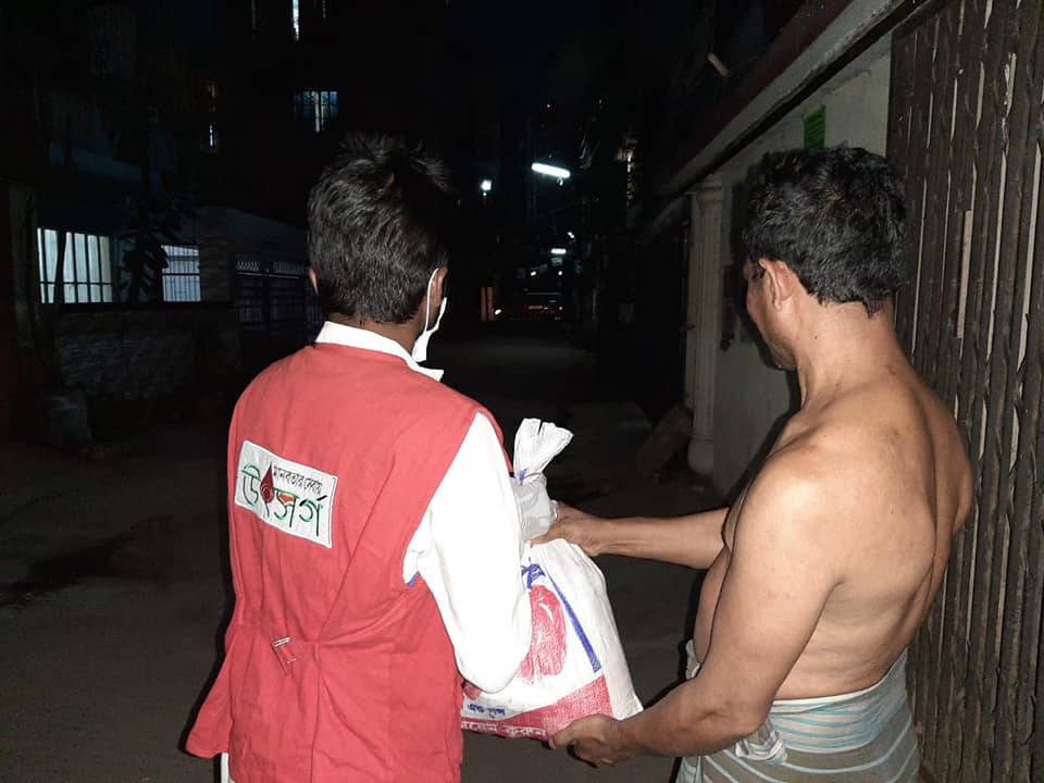করোনায় দুঃস্থ মানুষের মাঝে খাবার বিতরণ-কেন্দ্রীয় কার্যক্রম