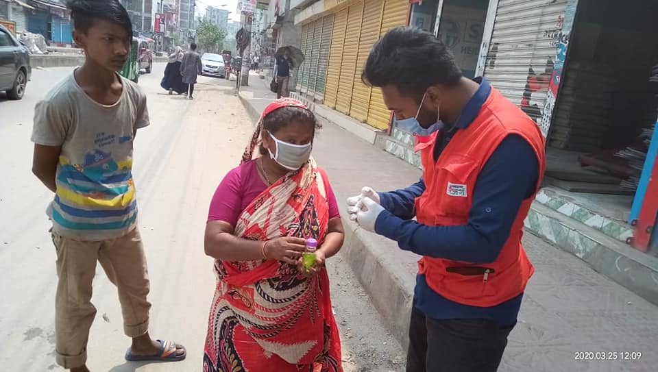 ঢাকা শহরের বিভিন্ন যায়াগায় স্যানিটাইজার বিতরণ এর অংশ বিশেষ